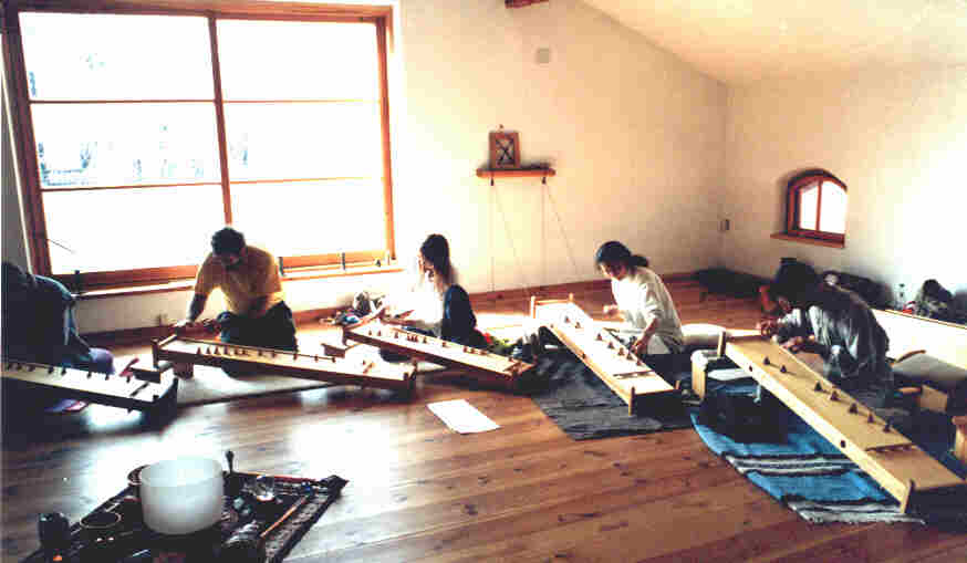 Spielkreis mit der Kotoseite des SANDAWA-MONOCHORDES